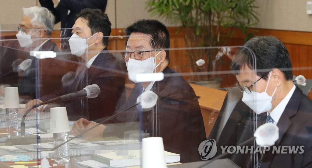 10月28日，在韩国国家情报院，韩国国家情报院院长朴智元（右二）出席国会情报委员会实施的国政监查会。 韩联社