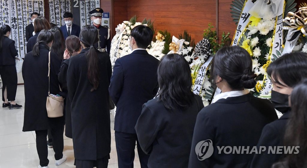 10月28日下午，在首尔市钟路区首尔大学医院殡仪馆，蝴蝶艺术中心的员工们排队吊唁卢泰愚前总统。 韩联社/联合摄影记者团（图片严禁转载复制）