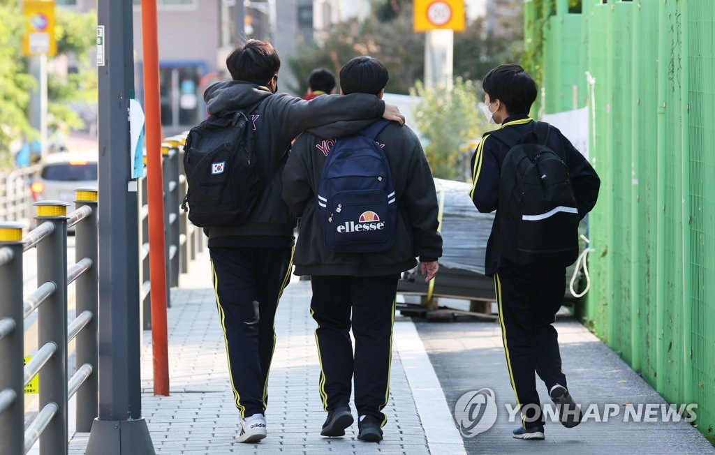 资料图片：首尔一初中的学生放学回家，摄于10月29日。 韩联社