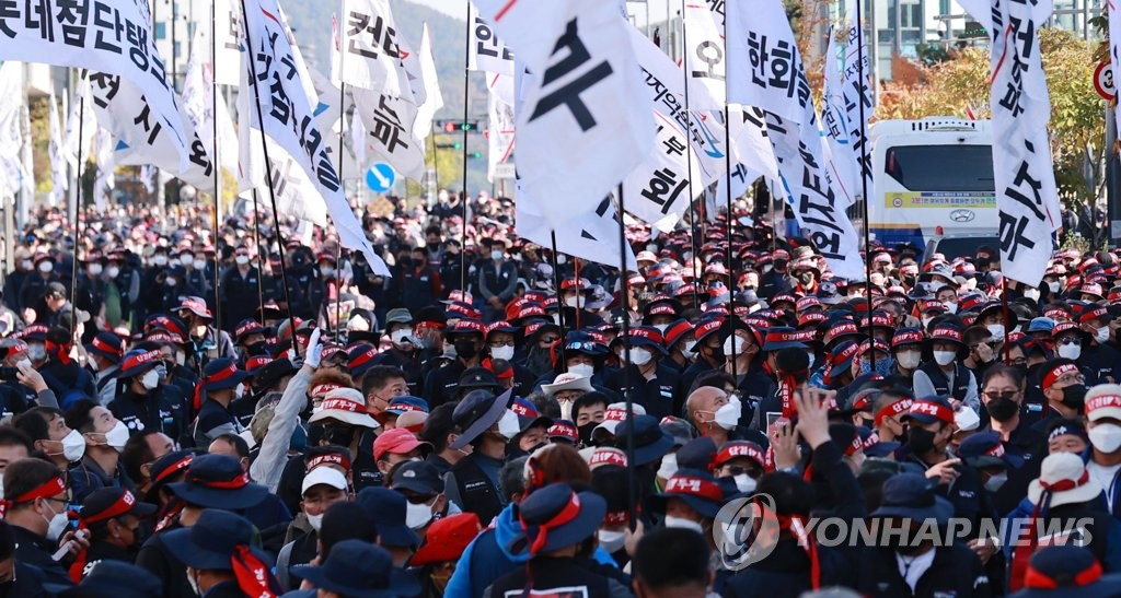 资料图片：10月29日，在韩国中央政府世宗办公楼，货物连带举行集会。 韩联社