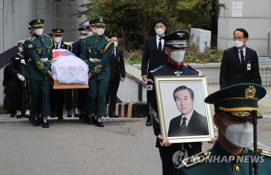 资料图片：10月30日，在首尔市钟路区首尔大学医院殡仪馆，已故前总统卢泰愚的遗体告别仪式举行。 韩联社