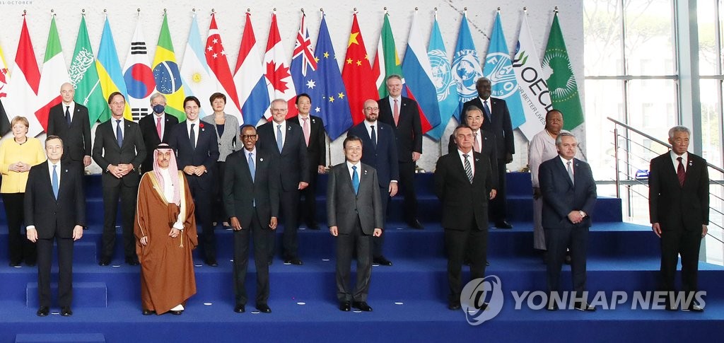 当地时间10月30日，在意大利罗马，韩国总统文在寅（第一排左四）出席二十国集团（G20）领导人第十六次峰会欢迎仪式，同与会者合影留念。 韩联社