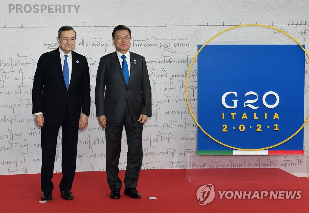 当地时间10月30日，二十国集团（G20）峰会欢迎仪式在意大利罗马举行。图为韩国总统文在寅（右）同意大利总理马里奥·德拉吉合影留念。 韩联社