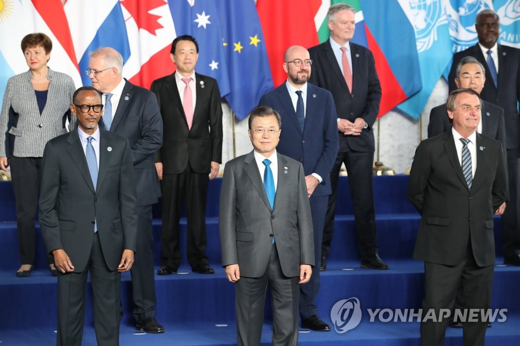 当地时间10月30日，在意大利，韩国总统文在寅（前排左二）出席二十国集团（G20）领导人第十六次峰会欢迎仪式。 韩联社