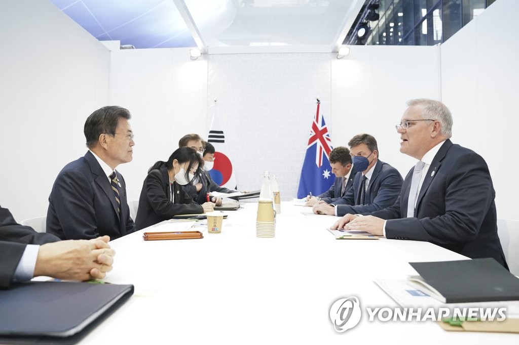 当地时间10月31日，在罗马，韩国总统文在寅（左）同澳大利亚总理莫里森举行会谈。 韩联社