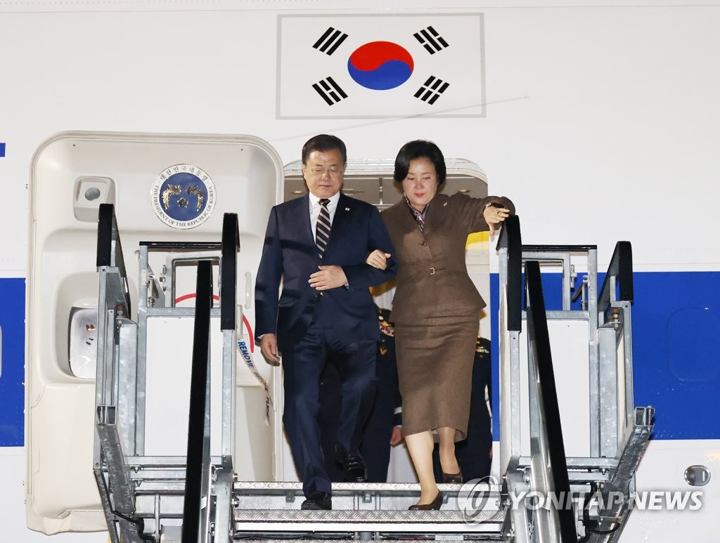 当地时间10月31日下午，韩国总统文在寅（左）和夫人金正淑搭乘专机抵达英国格拉斯哥国际机场。 韩联社