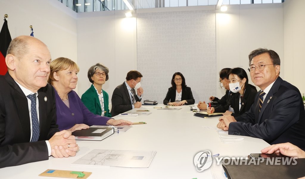 当地时间10月31日，在意大利罗马会议中心，韩国总统文在寅（右一）和德国总理默克尔（左二）举行会谈。默克尔政府的财长兼副总理、社民党总理候选人拉夫·朔尔茨列席，坐在默克尔的右边。 韩联社