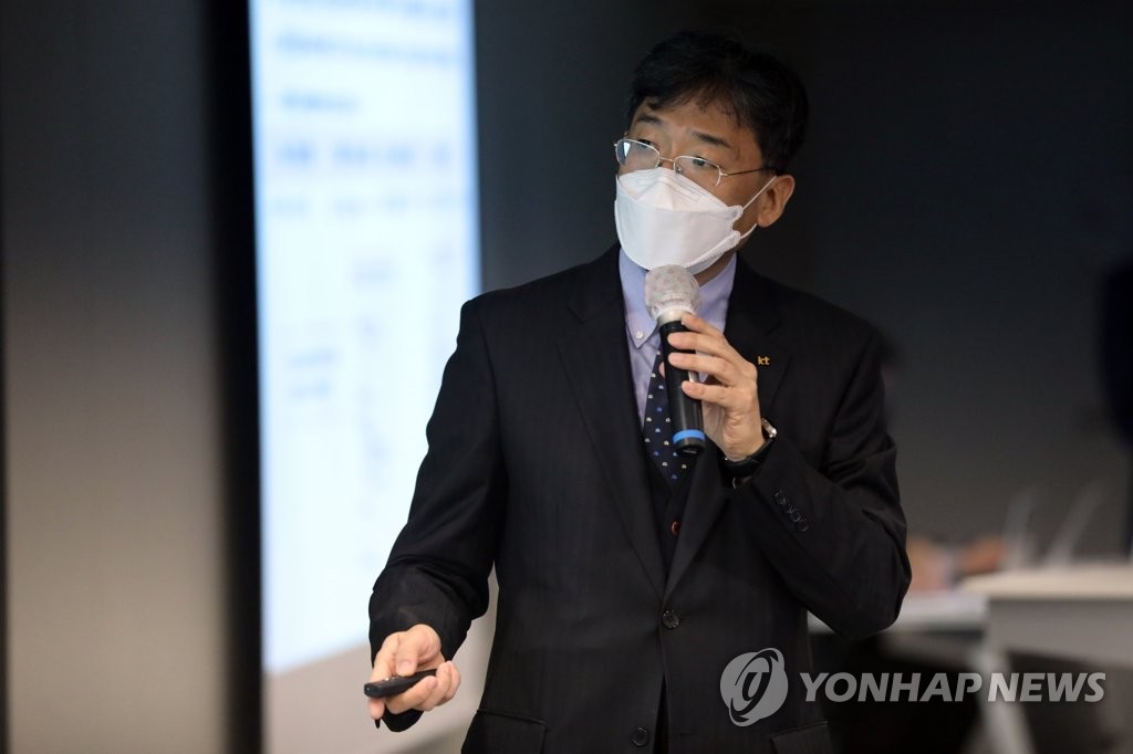 11月1日，在首尔KT总部，KT网络创新工作组组长、专务徐昌锡公布网络瘫痪预防措施。 韩联社/联合采访团