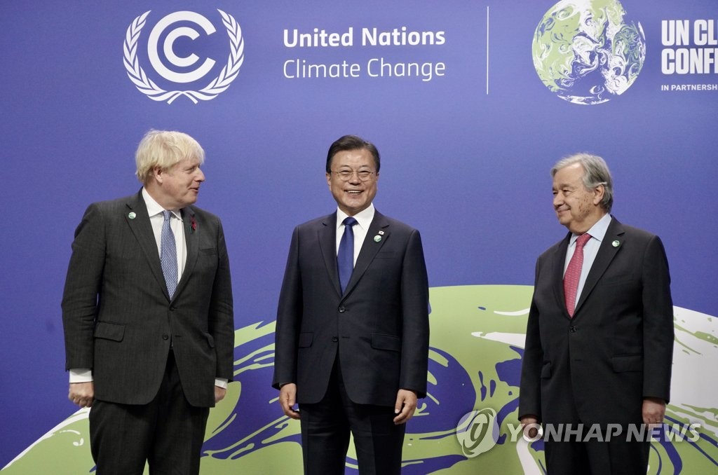 当地时间11月1日，在英国格拉斯哥苏格兰活动中心（SEC），韩国总统文在寅（中）出席《联合国气候变化框架公约》第26次缔约方大会（COP26）。图为文在寅与东道国英国首相鲍里斯·约翰逊（左）和联合国秘书长安东尼奥·古特雷斯交谈。 韩联社