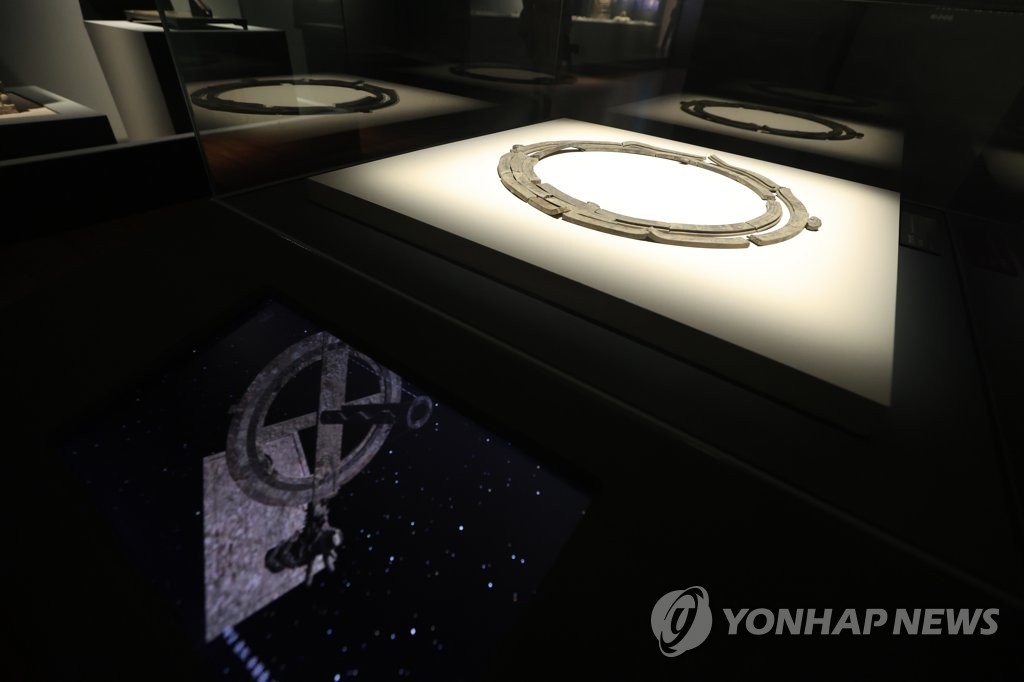 11月2日，在首尔市钟路区国立古宫博物馆，“仁寺洞出土文物展”举行。图为天文时钟“日星定时仪”。 韩联社