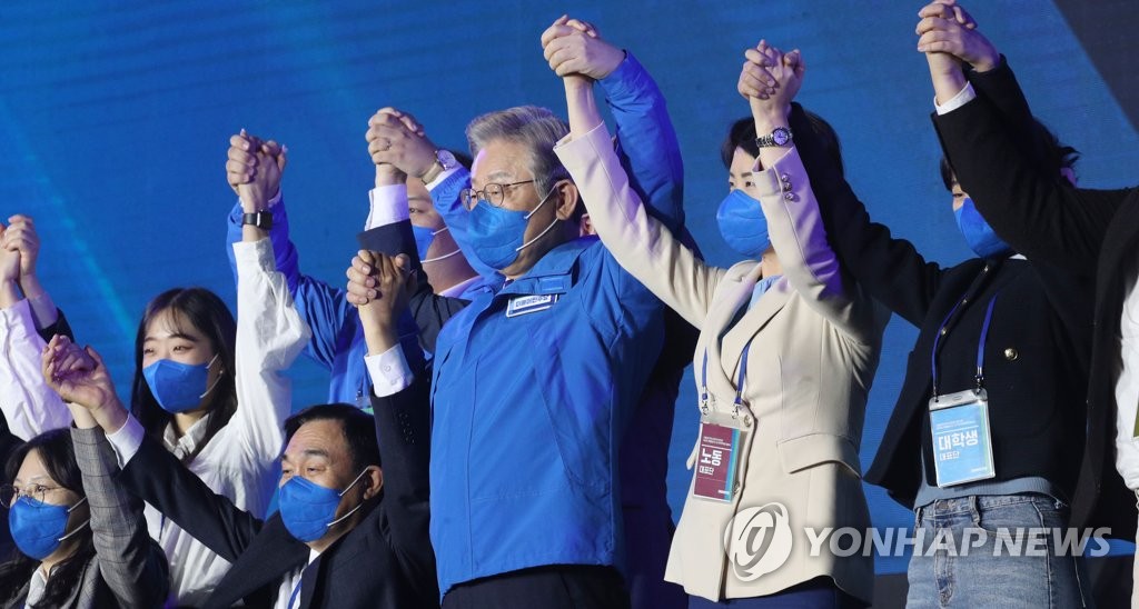 11月2日，在首尔，韩国执政党共同民主党总统候选人李在明（蓝衣）出席民主党选举对策委员会成立仪式。 韩联社/国会摄影记者团供图（图片严禁转载复制）