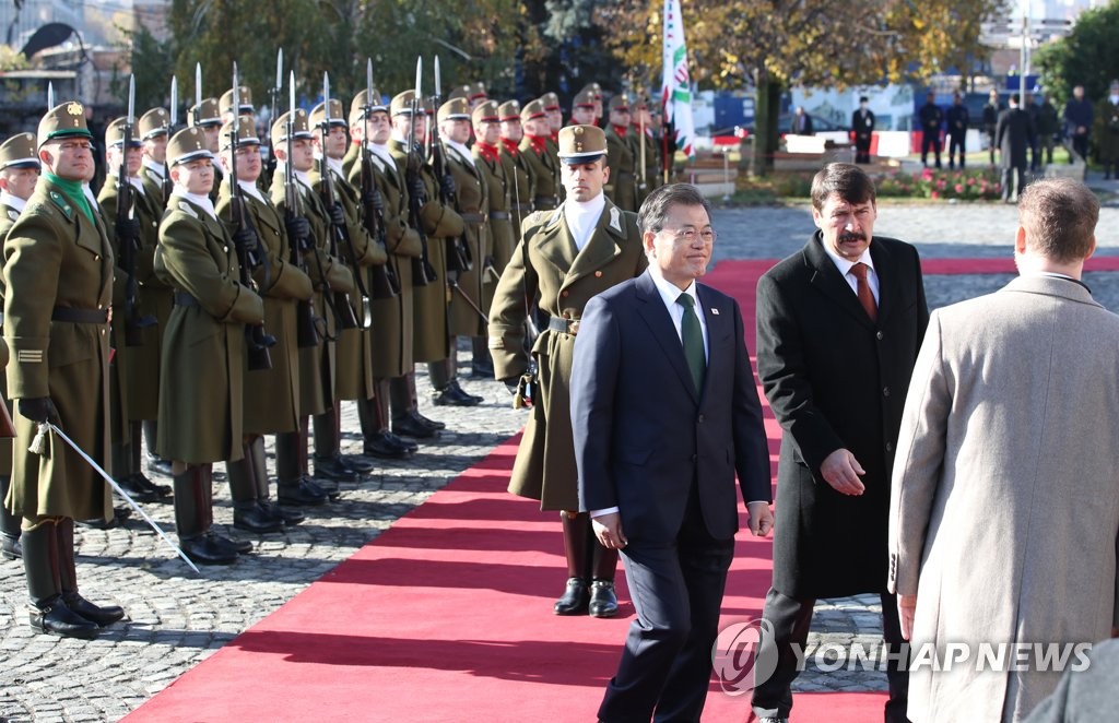 当地时间11月3日，在布达佩斯，文在寅与匈牙利总统阿戴尔检阅仪仗队后听取匈牙利方面的介绍。 韩联社