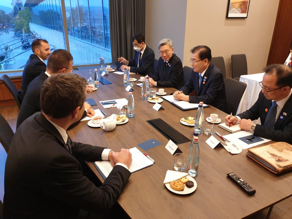 资料图片：当地时间11月3日，在匈牙利布达佩斯，韩国外长郑义溶（右二）与匈牙利外交部长彼得·西亚尔托（左侧居中）举行会晤。 韩联社/外交部供图（图片严禁转载复制）