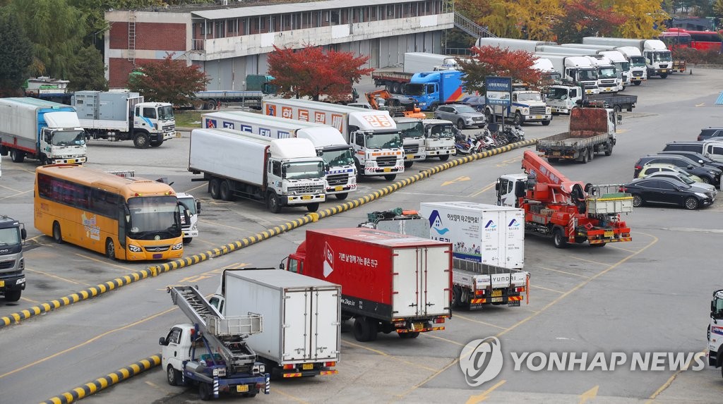 资料图片：11月4日，多辆货车停放在首尔西部卡车站。 韩联社