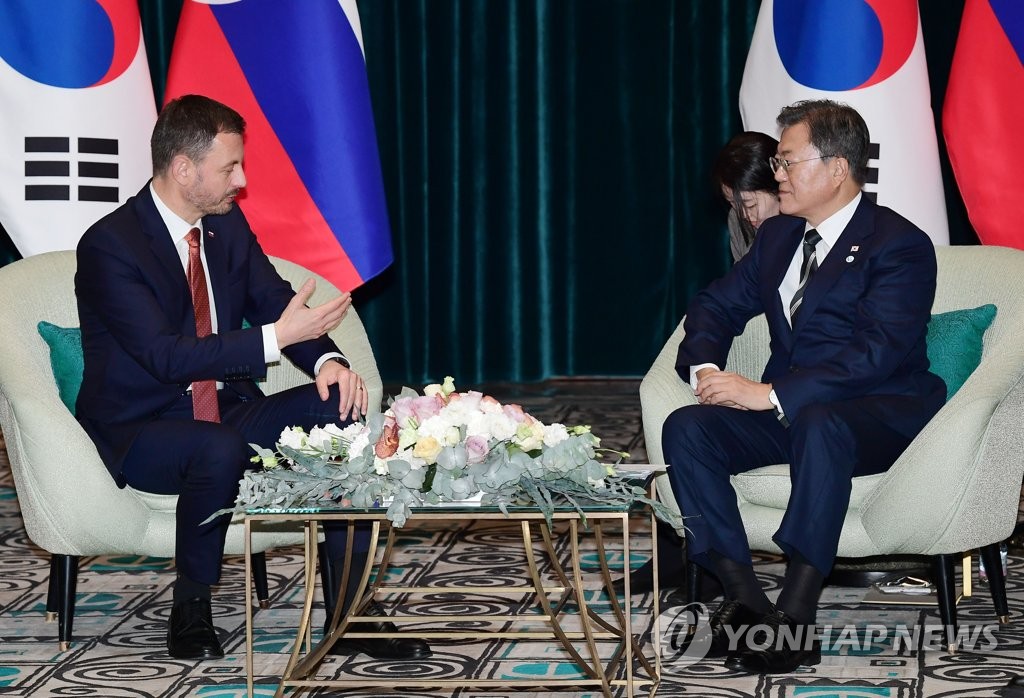 当地时间11月4日，在匈牙利布达佩斯一家酒店，文在寅（右）与黑格尔举行韩斯首脑会谈。 韩联社