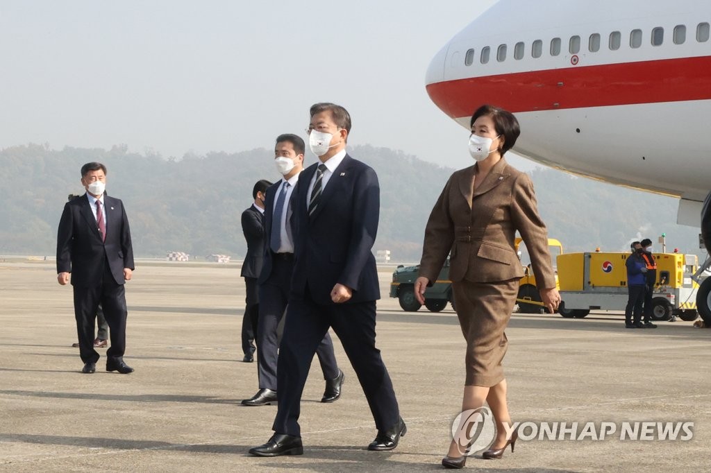11月5日，在京畿道城南市首尔机场，韩国总统文在寅（左）和夫人金正淑结束为期9天的访欧行程回国。 韩联社
