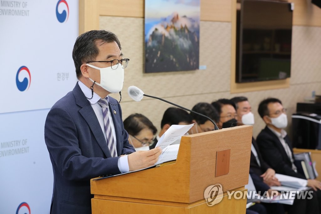 11月8日上午，在韩国中央政府世宗办公大楼，环境部次官（副部长）洪祯基发表联合整治柴油机尾气处理液非法流通现象的调查计划。 韩联社