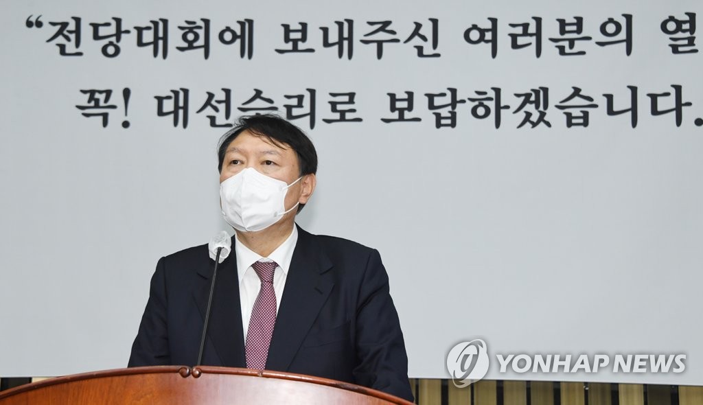 资料图片：11月8日，在国会，最大在野党总统候选人尹锡悦出席报告会。 韩联社/国会摄影记者团