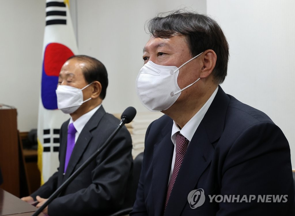 资料图片：尹锡悦（右） 韩联社/国会摄影记者团
