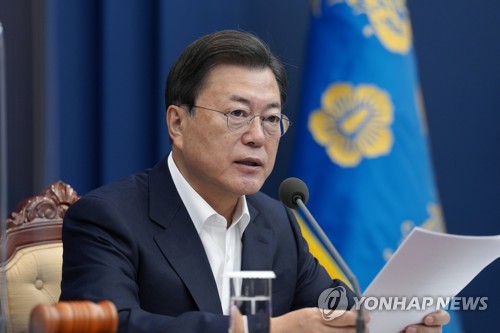 11月9日，在青瓦台，韩国总统文在寅在国务会议上发言。 韩联社