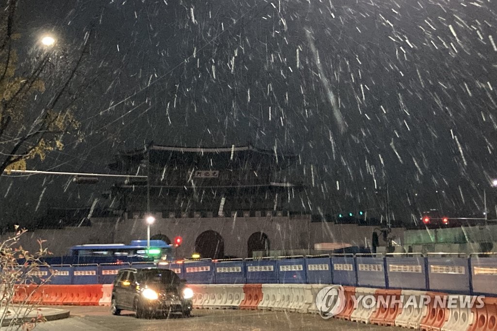 11月10日上午，在首尔光化门广场，初雪降临。 韩联社