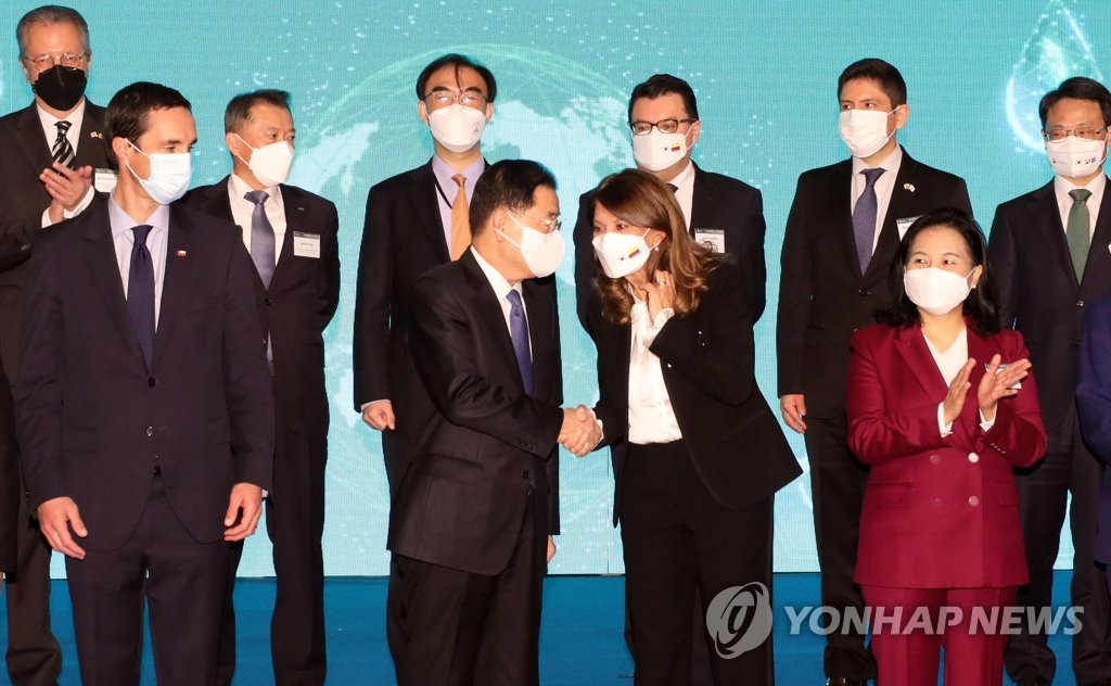 11月10日，“韩国与太平洋联盟（PA）绿色经济论坛”在首尔乐天酒店举行。图为韩国外交部长官郑义溶（前排左二）和哥伦比亚副总统兼外交部长玛尔塔·露西亚·拉米雷斯（前排右二）握手致意。 韩联社
