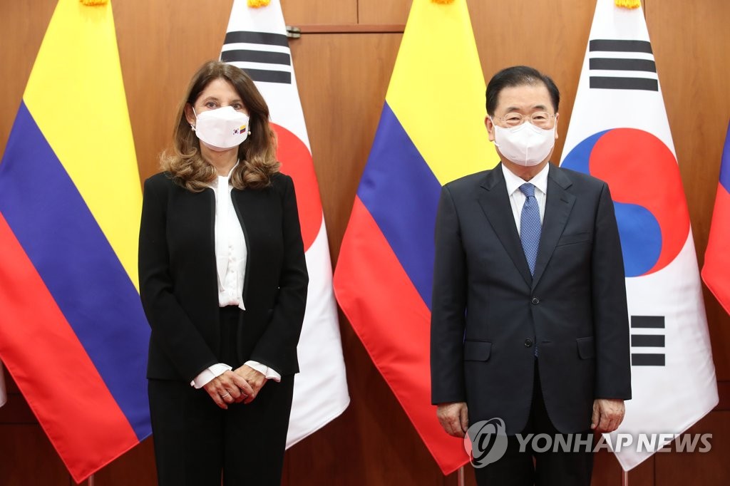 11月10日，在韩国外交部办公楼，韩国外交部长官郑义溶（右）和哥伦比亚副总统兼外交部长玛尔塔·露西亚·拉米雷斯在举行外长会谈前合影留念。 韩联社