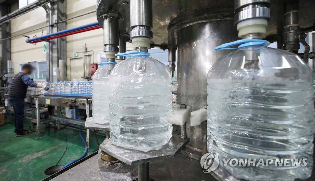 11月10日，京畿道安山市一家尿素厂生产车用尿素溶液。受尿素荒影响，该厂单日均产量从原先的150吨大减至10吨以下。 韩联社
