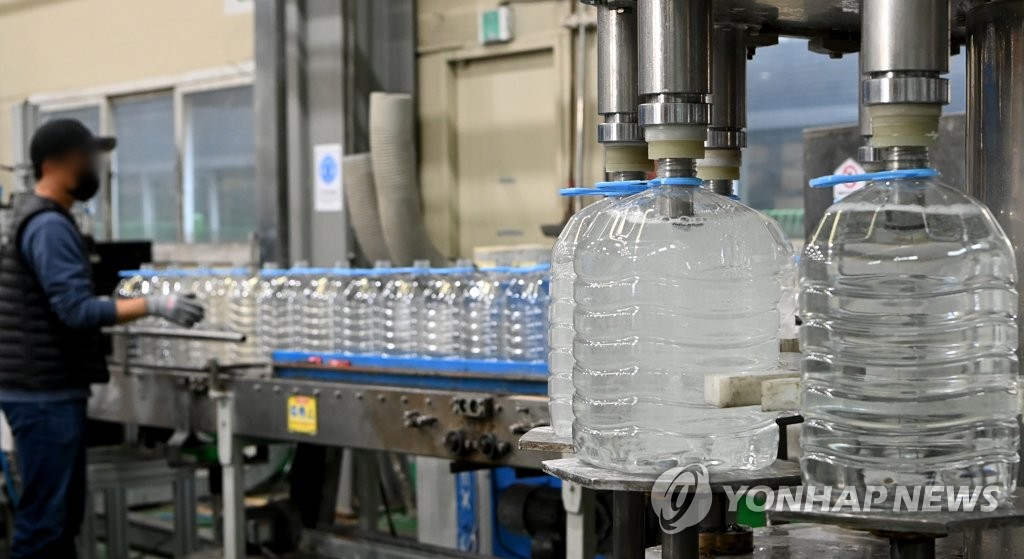 资料图片：11月10日，京畿道安山市一家尿素厂生产车用尿素溶液。受尿素荒影响，该厂单日均产量从原先的150吨大减至10吨以下。 韩联社