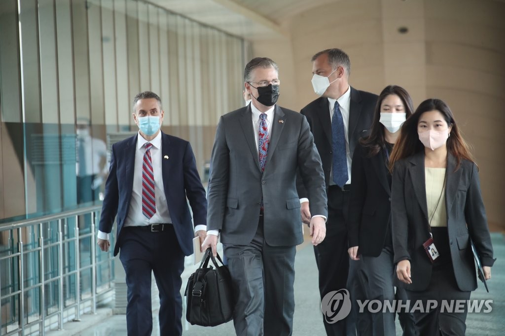11月11日，克里滕布林克（左二）一行来到首尔市都染洞的韩国外交部大楼。 韩联社