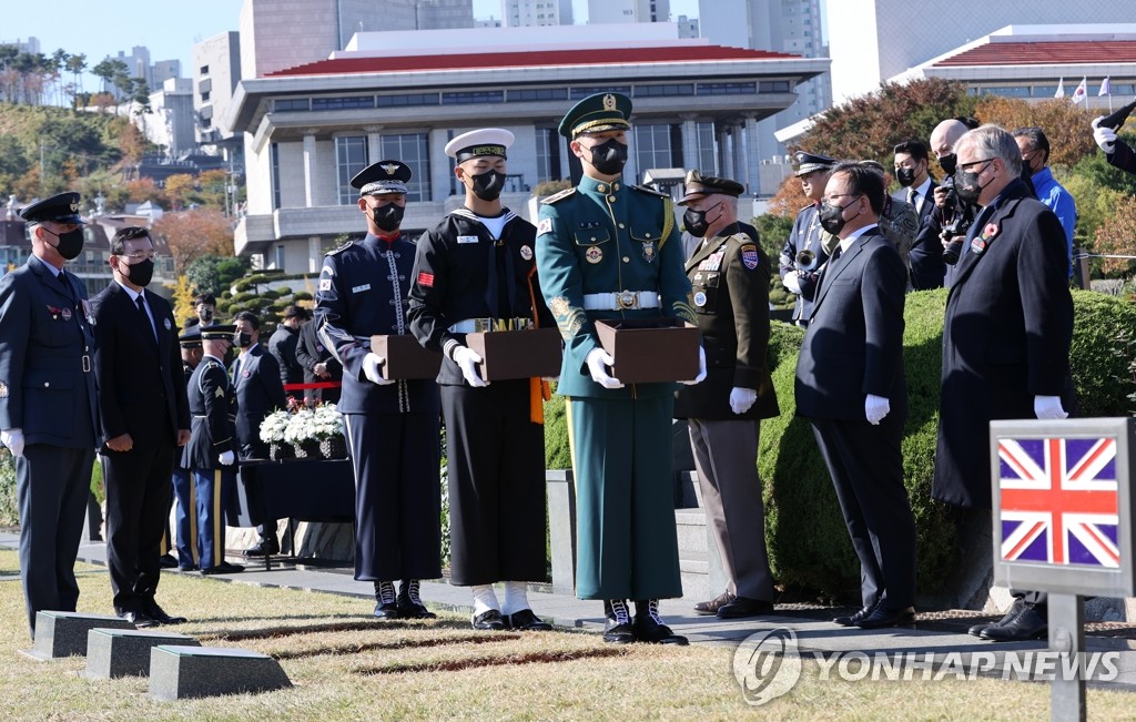 11月11日上午，在在釜山市南区联合国纪念公墓，3位参加韩战的英军无名烈士安葬于英军墓地。3具遗骸于2016年、2017年在坡州地区发掘出土。 韩联社