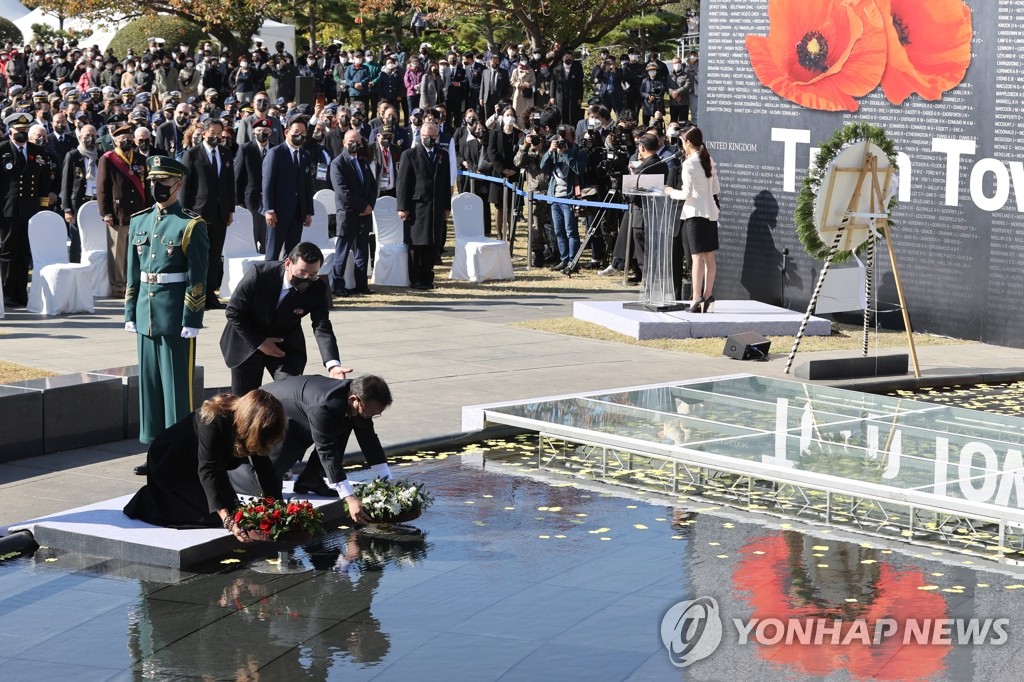 11月11日是联合国军烈士国际追思日，釜山市的联合国纪念公墓举行了“转向釜山”（turn toward Busan）活动。图为韩国国务总理金富谦和哥伦比亚副总统玛尔塔·露西亚·拉米雷斯向联合国军韩战烈士敬献花圈。 韩联社