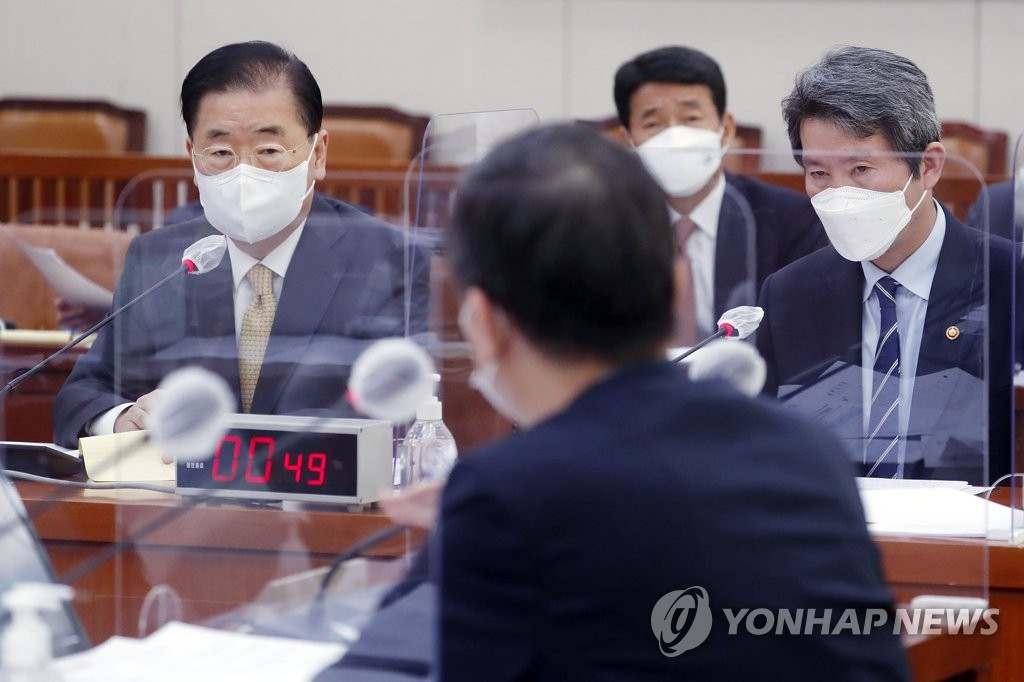 11月11日，在韩国国会，外交部长官郑义溶（左一）出席国会外交统一委员会全体会议。 韩联社/国会摄影记者团