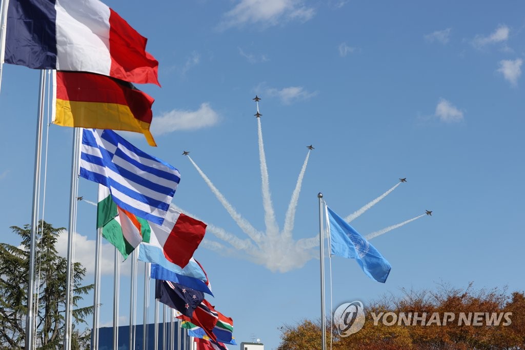 11月11日上午，在釜山市的联合国纪念公墓上空，韩国空军“黑鹰”特技飞行表演队进行“致哀飞行”。 韩联社
