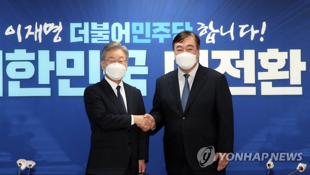 韩执政党总统候选人李在明会见中国驻韩大使
