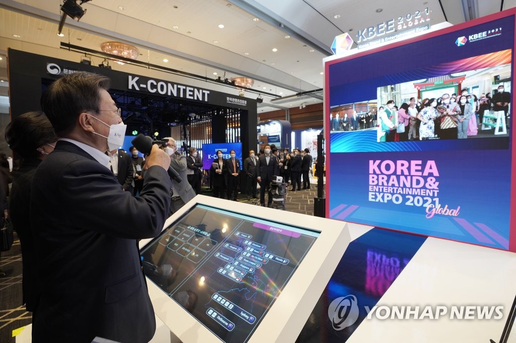 11月11日，在韩国国际会展中心（COEX），总统文在寅在“2021K-博览会”上与印尼进口商进行视频通话。 韩联社