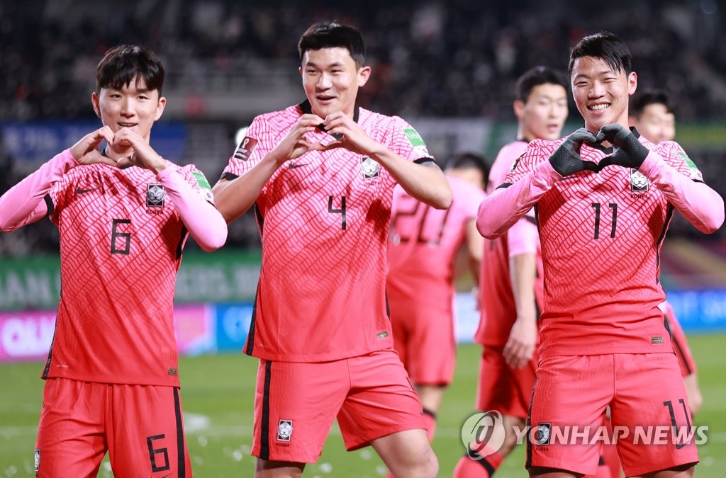 11月11日，在京畿道高阳综合运动场，2022卡塔尔世界杯亚洲区预选赛韩国对阵阿联酋的比赛举行。图为上半场黄喜灿（右）打进一粒点球后，与队友摆爱心手势庆祝。 韩联社
