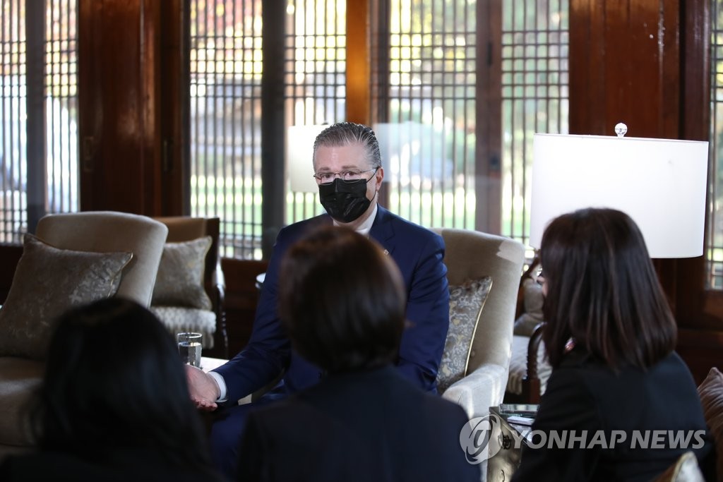11月12日，在美国驻韩国大使馆，美国负责东亚和太平洋事务的助理国务卿丹尼尔·克里滕布林克接受韩联社专访。 韩联社