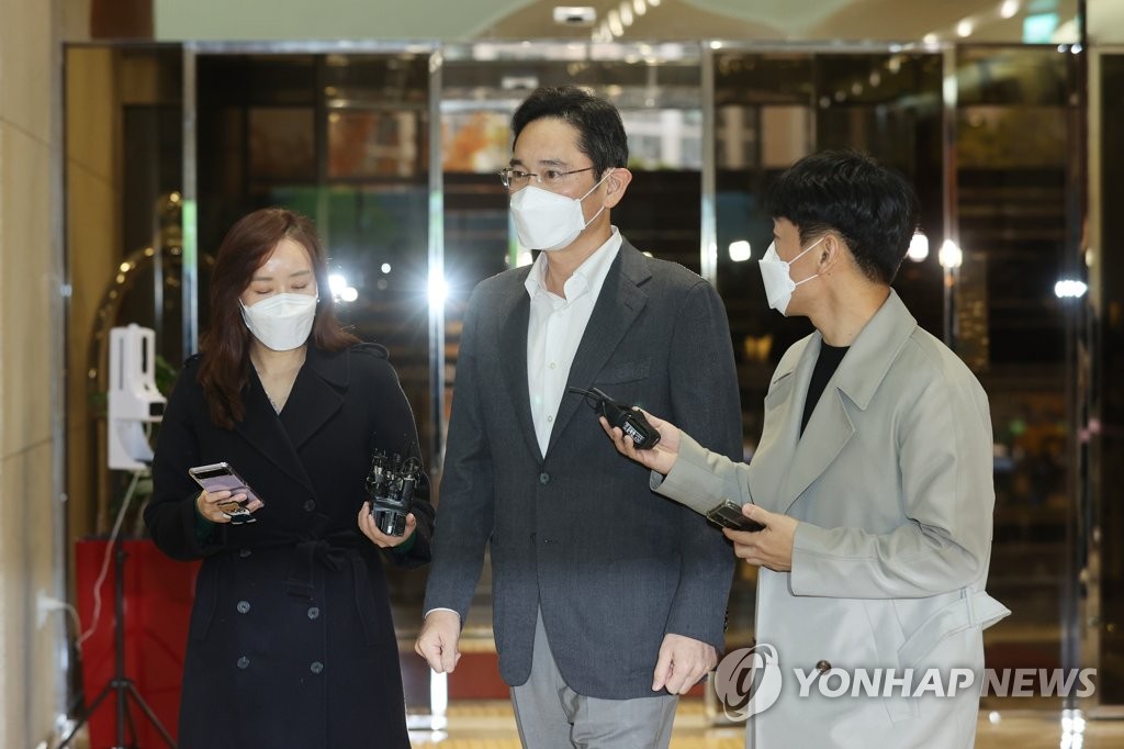 11月14日，在首尔金浦商务航空中心，李在镕在启程赴北美前接受媒体采访。 韩联社