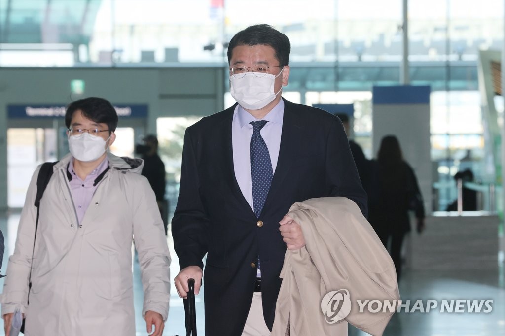 资料图片：11月14日，在仁川国际机场，韩国外交部第一次官（副外长）崔钟建启程赴美。 韩联社