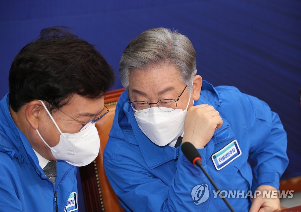 资料图片：共同民主党党首宋永吉（左）和该党总统候选人李在明 韩联会/国会摄影记者团