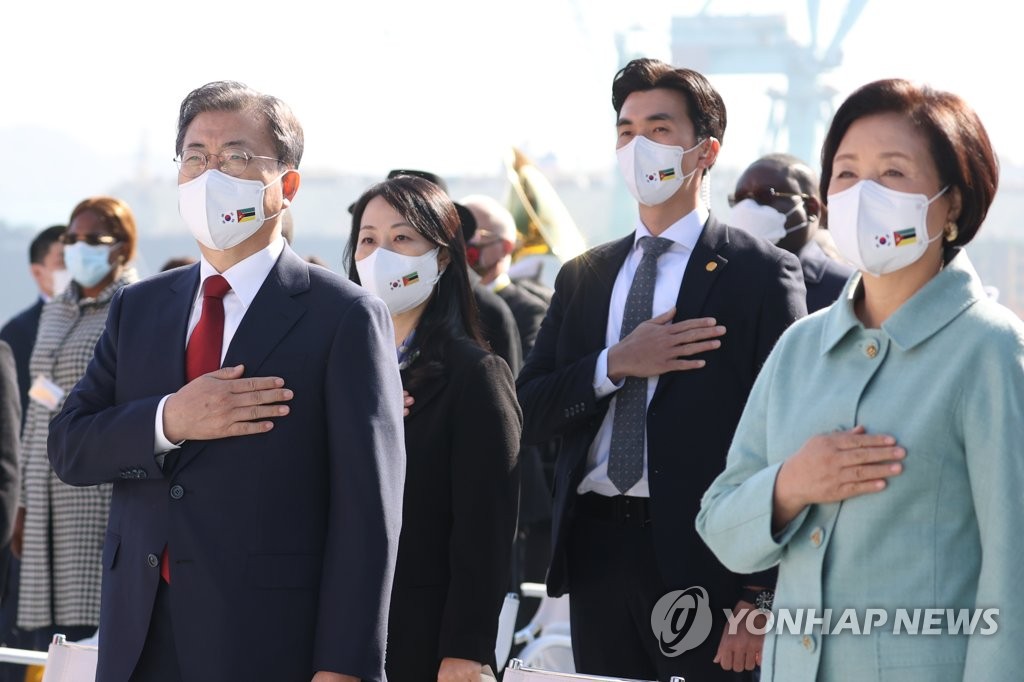 11月15日，在庆尚南道巨济市的三星重工造船厂，韩国总统文在寅（前排左）和夫人金正淑（前排右）出席国产浮式液化天然气船（FLNG）命名仪式。图为文在寅伉俪向国旗敬礼。 韩联社
