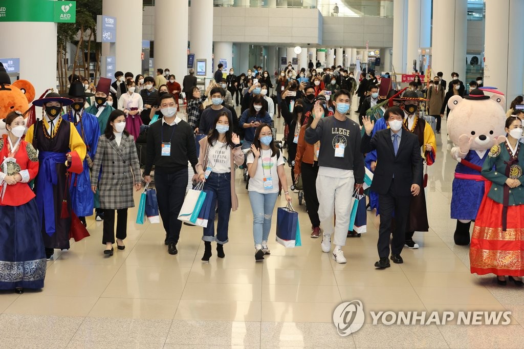 资料图片：2021年11月15日，在仁川国际机场第二航站楼，按韩新“航空旅游气泡”（Travel Bubble）安排到访的首批新加坡游客访韩。 韩联社