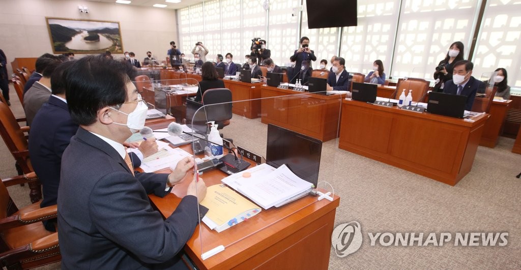 11月16日，在国会，韩国国会国防委员会召开全体会议。 韩联社