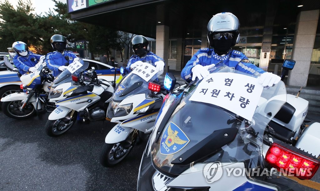 资料图片：警车为高考护航。 韩联社