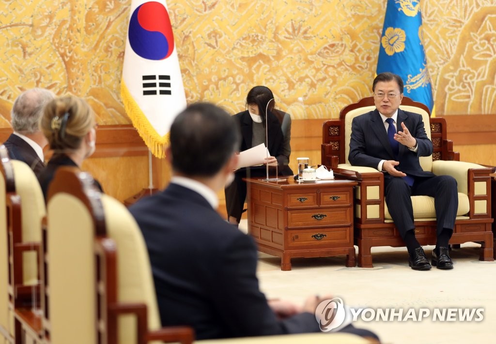 11月16日，在青瓦台，韩国总统文在寅（右一）接见流行病防范创新联盟（CEPI）首席执行官理查德·哈切特。 韩联社