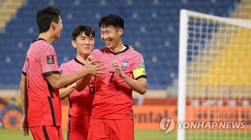 孙兴慜（右）和队友庆祝进球。 韩联社