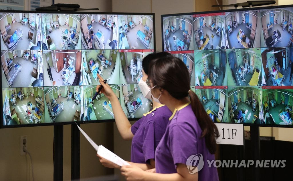 资料图片：11月17日，在首尔中郎区的首尔医疗院，医务人员正在查看病床情况。 韩联社