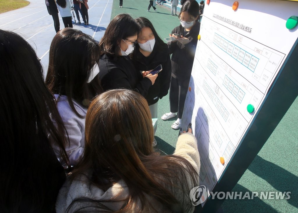 11月17日，在济州中央女子高中，考生们正在确认考场位置。 韩联社
