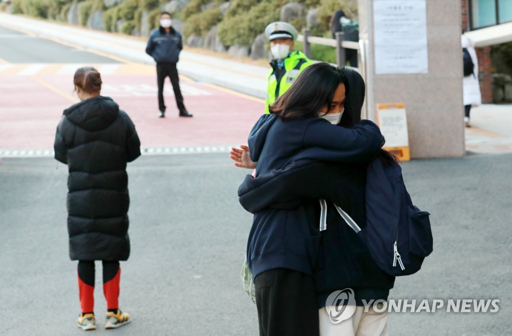 资料图片：考前温暖拥抱 韩联社